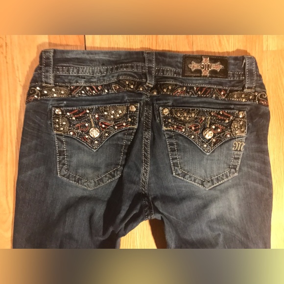 MISS ME~Mid-Rise~Easy Boot~Jeans~Sz 28~Embellished, Creased & Whiskered~JE8511ER - Picture 10 of 14